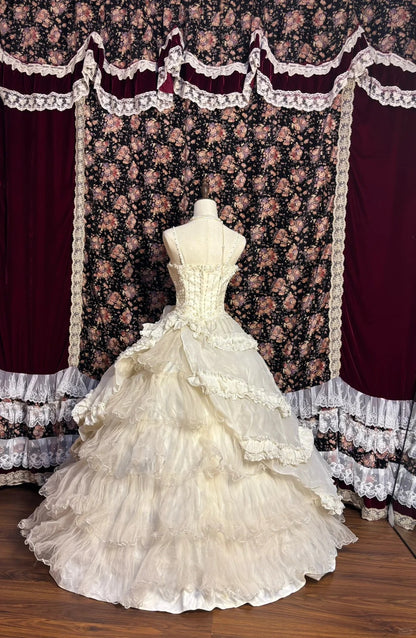 Retro süßer perlenbesetzter dreidimensionaler Blumen-Tortenrock mit Rüschensaum Brautkleid P3019