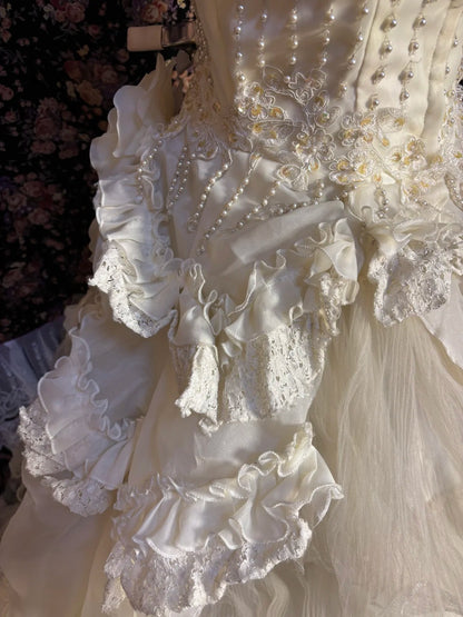 Retro süßer perlenbesetzter dreidimensionaler Blumen-Tortenrock mit Rüschensaum Brautkleid P3019