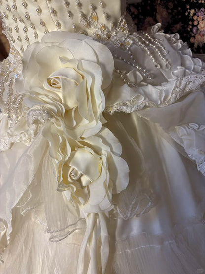 Retro süßer perlenbesetzter dreidimensionaler Blumen-Tortenrock mit Rüschensaum Brautkleid P3019