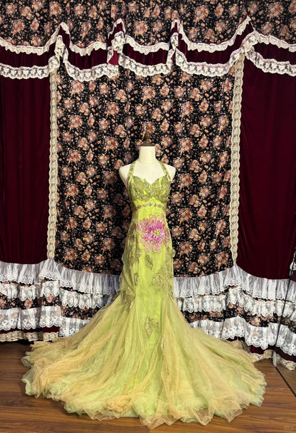 Meergrünes Neckholder-Brautkleid mit Pailletten-Blattstickerei und großem Rock, Meerjungfrauen-Stil P3020
