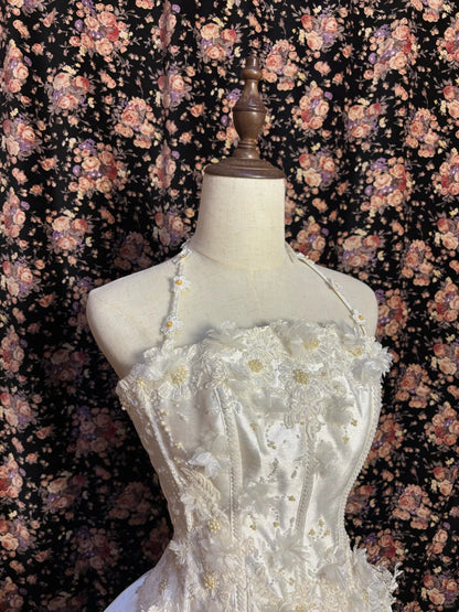 Retro Prinzessin Neckholder Perlenbesetztes 3D-Blumen Satin Tortenrock Brautkleid P3021