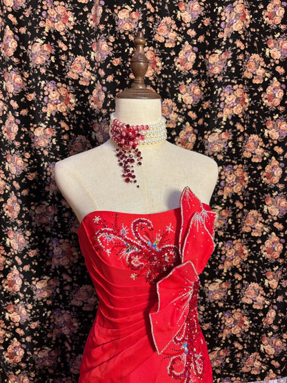 Wunderschönes rotes, perlenbesetztes trägerloses Oberteil, Schmetterlingsrock, Meerjungfrauen-Brautkleid P3022