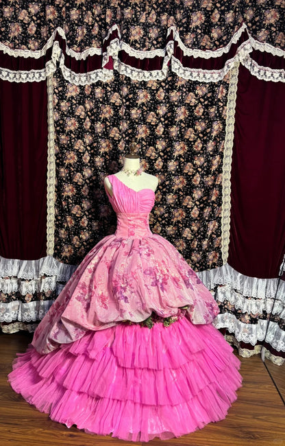Retro pinkfarbenes, schulterfreies Brautkleid in Blütenkelchform mit Tortenprint und bodenlanger Schleppe P3023