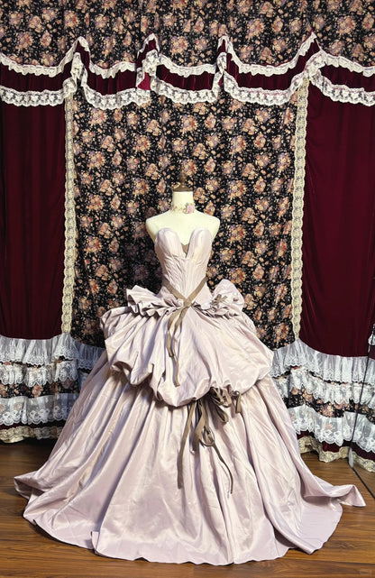 Trägerloses Hochzeitskleid aus Satin in Taro-Lila mit Blütenkelch, offener Rückenpartie und Schleppe P3024