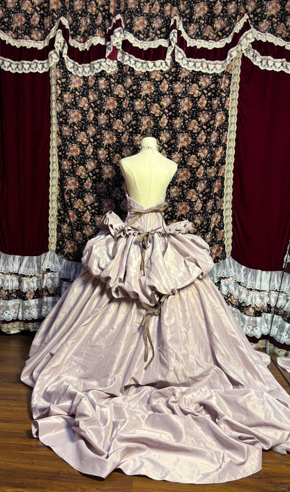 Trägerloses Hochzeitskleid aus Satin in Taro-Lila mit Blütenkelch, offener Rückenpartie und Schleppe P3024