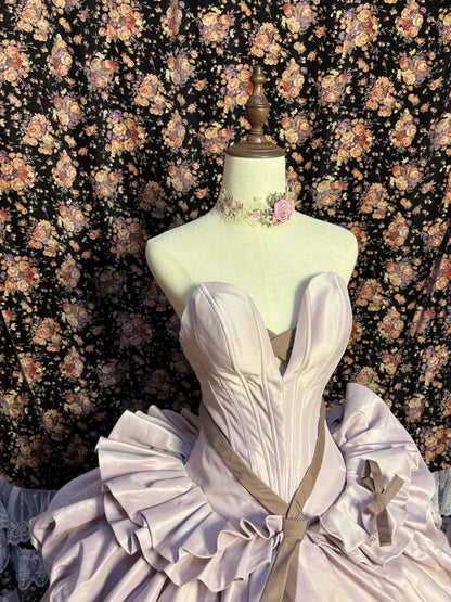 Trägerloses Hochzeitskleid aus Satin in Taro-Lila mit Blütenkelch, offener Rückenpartie und Schleppe P3024