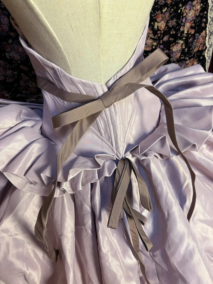 Trägerloses Hochzeitskleid aus Satin in Taro-Lila mit Blütenkelch, offener Rückenpartie und Schleppe P3024