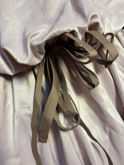 Trägerloses Hochzeitskleid aus Satin in Taro-Lila mit Blütenkelch, offener Rückenpartie und Schleppe P3024