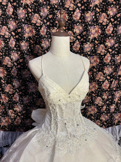 Prinzessin Brautkleid P3026 – V-Ausschnitt, mehrlagige Spitze, Elfenbeinweiß, hinten gebunden, bodenlang