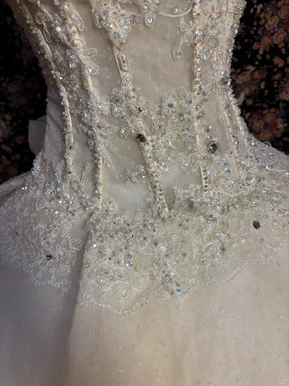 Prinzessin Brautkleid P3026 – V-Ausschnitt, mehrlagige Spitze, Elfenbeinweiß, hinten gebunden, bodenlang