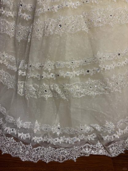 Prinzessin Brautkleid P3026 – V-Ausschnitt, mehrlagige Spitze, Elfenbeinweiß, hinten gebunden, bodenlang