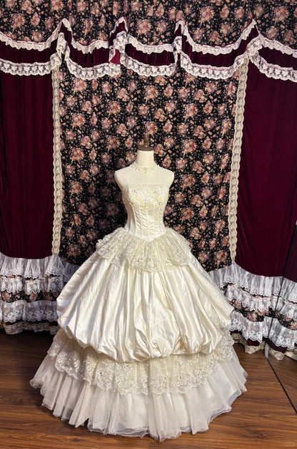 Retro Elegantes Trägerloses Pailletten Perlen Satin Blütenknospen-Spitzenkanten Brautkleid P3032
