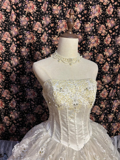 Retro Elegantes Trägerloses Pailletten Perlen Satin Blütenknospen-Spitzenkanten Brautkleid P3032
