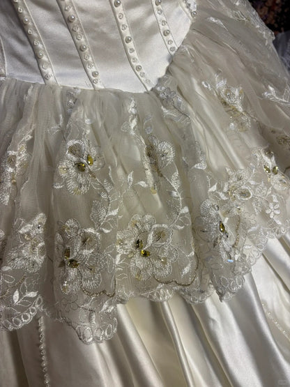 Retro Elegantes Trägerloses Pailletten Perlen Satin Blütenknospen-Spitzenkanten Brautkleid P3032