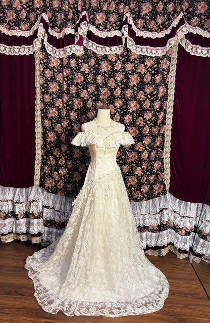 White Elegant One Shoulder Lace Embroidery Three-Dimensional Flower Bias Cut Small Train Wedding Dress P3033