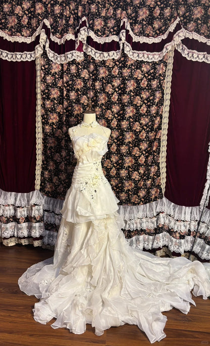 Elegantes, schräg geschnittenes, hochgeschlitztes Fishtail-Brautkleid aus Chiffon mit 3D-bestickter Blumentüllschleppe P3034