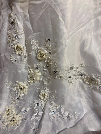 Elegantes, schräg geschnittenes, hochgeschlitztes Fishtail-Brautkleid aus Chiffon mit 3D-bestickter Blumentüllschleppe P3034