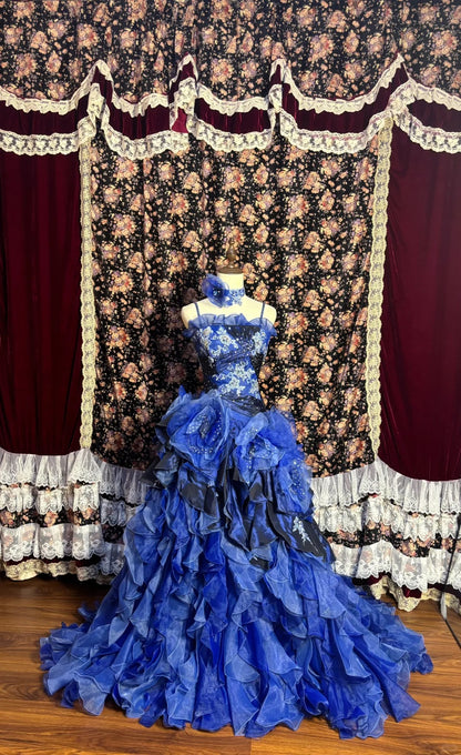 Verträumtes blau besticktes Satin-Tüll-Brautkleid mit großer Welle und Schleppe P3035