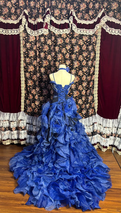 Verträumtes blau besticktes Satin-Tüll-Brautkleid mit großer Welle und Schleppe P3035