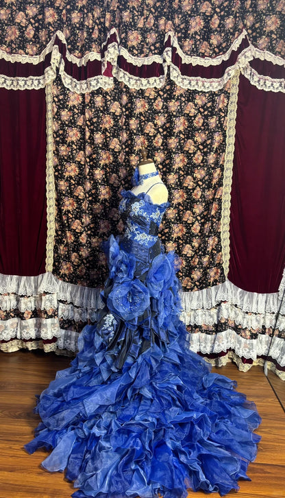 Verträumtes blau besticktes Satin-Tüll-Brautkleid mit großer Welle und Schleppe P3035