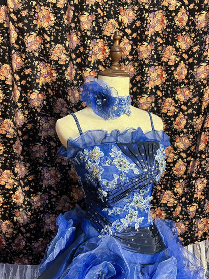 Verträumtes blau besticktes Satin-Tüll-Brautkleid mit großer Welle und Schleppe P3035