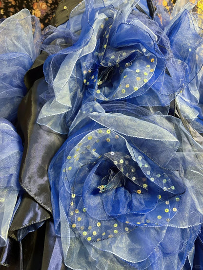 Verträumtes blau besticktes Satin-Tüll-Brautkleid mit großer Welle und Schleppe P3035