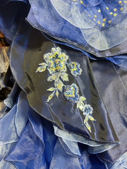 Verträumtes blau besticktes Satin-Tüll-Brautkleid mit großer Welle und Schleppe P3035