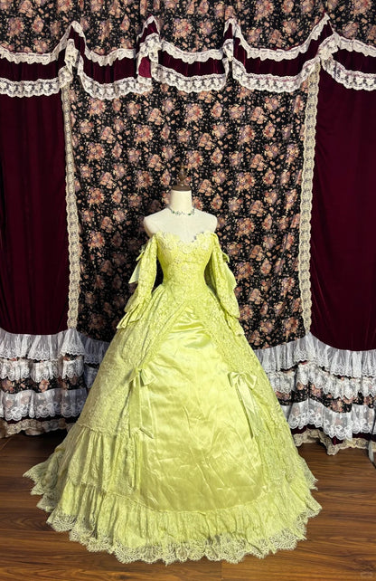 Grasgrünes Spitzenblumen Eröffnungszeremonie Rock Satin Bodenlanges Hochzeitskleid P3044