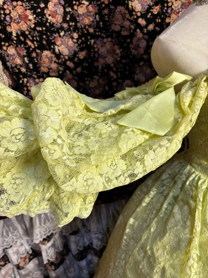 Grasgrünes Spitzenblumen Eröffnungszeremonie Rock Satin Bodenlanges Hochzeitskleid P3044