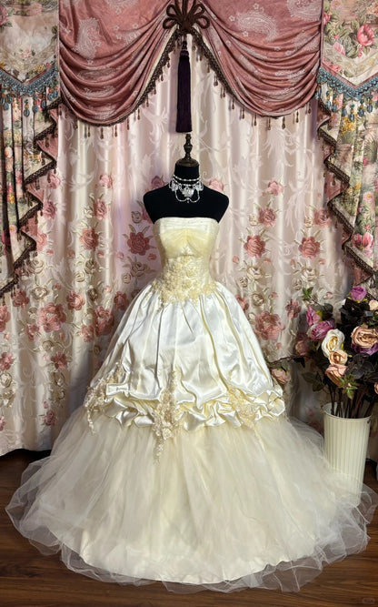Elegantes Brautkleid aus weißem Satintüll mit Perlenstickerei, Magnolienmotiv und Schleppe P3051