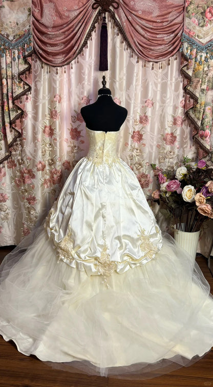 Elegantes Brautkleid aus weißem Satintüll mit Perlenstickerei, Magnolienmotiv und Schleppe P3051