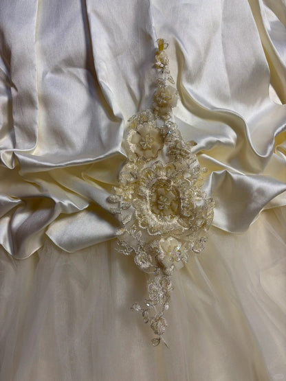 Elegantes Brautkleid aus weißem Satintüll mit Perlenstickerei, Magnolienmotiv und Schleppe P3051