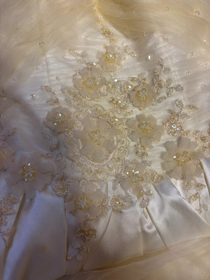 Elegantes Brautkleid aus weißem Satintüll mit Perlenstickerei, Magnolienmotiv und Schleppe P3051