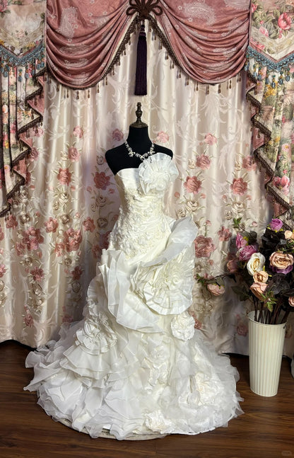 Wunderschönes trägerloses Meerjungfrauen-Brautkleid mit 3D-Blumen und Schleppe in Weiß P3052