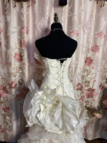 Wunderschönes trägerloses Meerjungfrauen-Brautkleid mit 3D-Blumen und Schleppe in Weiß P3052