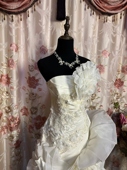 Wunderschönes trägerloses Meerjungfrauen-Brautkleid mit 3D-Blumen und Schleppe in Weiß P3052
