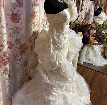 Wunderschönes trägerloses Meerjungfrauen-Brautkleid mit 3D-Blumen und Schleppe in Weiß P3052