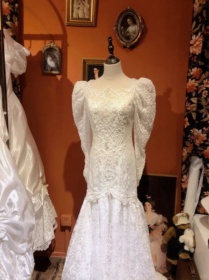 Vintage weißes Spitzenperlen-Hochzeitskleid mit langen Ärmeln und kleiner Schleppe P3056