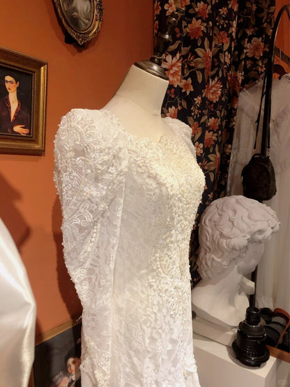 Vintage weißes Spitzenperlen-Hochzeitskleid mit langen Ärmeln und kleiner Schleppe P3056