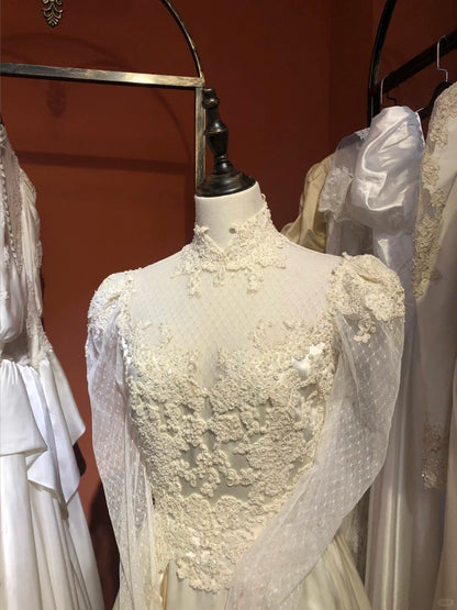 Vintage Champagner Hochgeschlossenes Spitzen-Langarm-Brautkleid aus Satin in Bodenlänge mit Knöpfen P3057