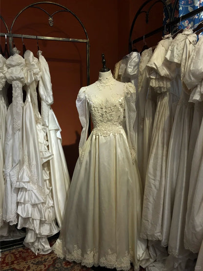Vintage Champagner Hochgeschlossenes Spitzen-Langarm-Brautkleid aus Satin in Bodenlänge mit Knöpfen P3057
