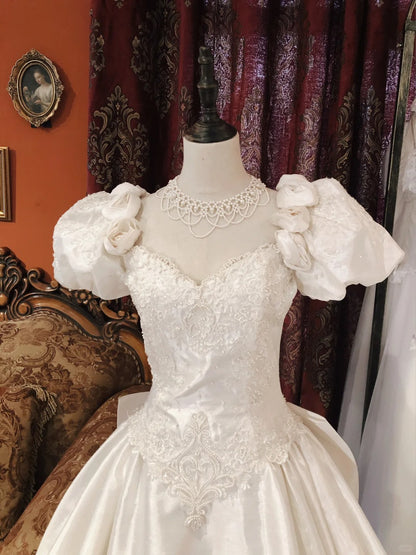 Elegantes Vintage Brautkleid aus weißem Satin mit Perlen, Rosen, Puffärmeln und bodenlangem Schnitt P3058