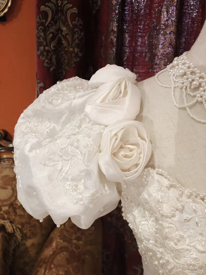 Elegantes Vintage Brautkleid aus weißem Satin mit Perlen, Rosen, Puffärmeln und bodenlangem Schnitt P3058