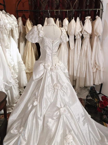 Elegantes Vintage Brautkleid aus weißem Satin mit Perlen, Rosen, Puffärmeln und bodenlangem Schnitt P3058