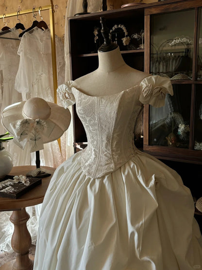 Elegantes, weißes, einseitig schulterfreies, 3D-florales Korsett-Brautkleid mit flauschigem, bodenlangem Rock P3059