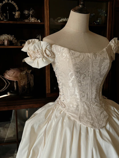 Elegantes, weißes, einseitig schulterfreies, 3D-florales Korsett-Brautkleid mit flauschigem, bodenlangem Rock P3059