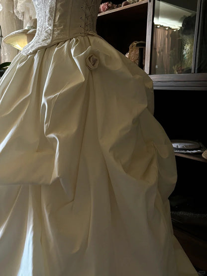 Elegantes, weißes, einseitig schulterfreies, 3D-florales Korsett-Brautkleid mit flauschigem, bodenlangem Rock P3059