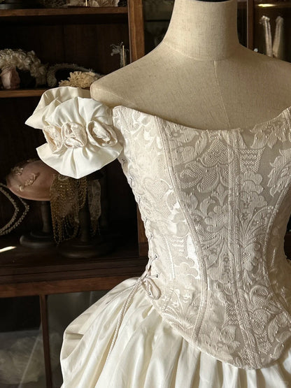Elegantes, weißes, einseitig schulterfreies, 3D-florales Korsett-Brautkleid mit flauschigem, bodenlangem Rock P3059