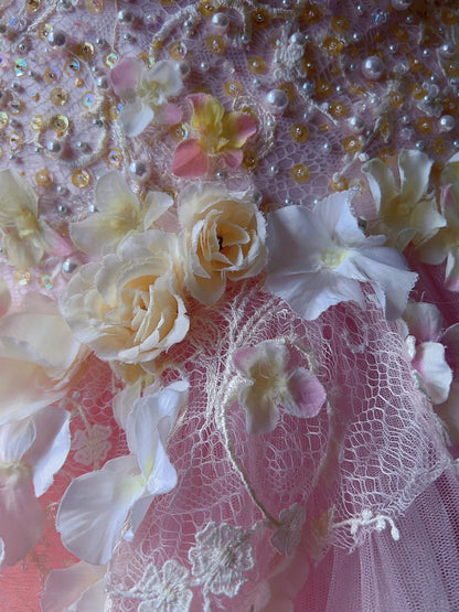 Verträumtes Prinzessinnen-Tube-Top aus rosa 3D-Blumen mit Perlen-Spitze, Tüll-Tortenrock und Schleppe für Hochzeitskleid P3062