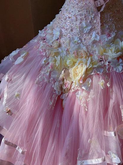Verträumtes Prinzessinnen-Tube-Top aus rosa 3D-Blumen mit Perlen-Spitze, Tüll-Tortenrock und Schleppe für Hochzeitskleid P3062